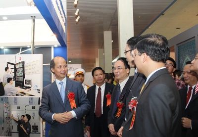 Thứ trưởng Bộ Xây dựng Nguyễn Trần Nam thăm gian hàng của PSA tại VIETBUILD Hà Nội lần thứ 1 năm 2013.
