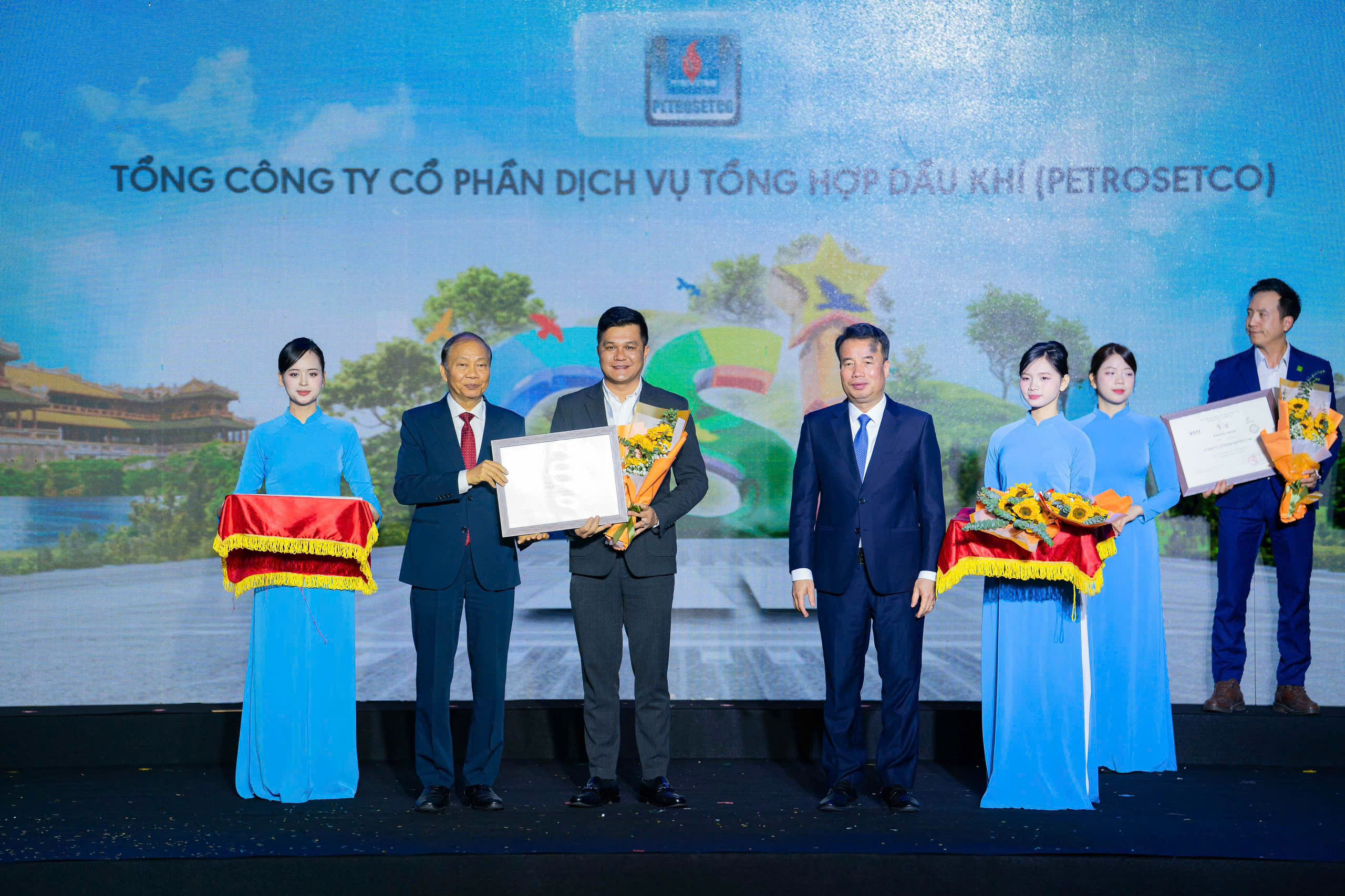 PETROSETCO LẦN ĐẦU TIÊN ĐƯỢC VINH DANH TRONG TOP 100 DOANH NGHIỆP PHÁT TRIỂN BỀN VỮNG VIỆT NAM 2025