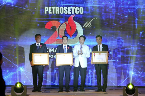 Ông Phùng Tuấn Hà (thứ 2 từ trái sang) vinh dự đón nhận Huân chương Lao động hạng Nhất do Bộ trưởng Trần Tuấn Anh (áo trắng) trao tặng. 