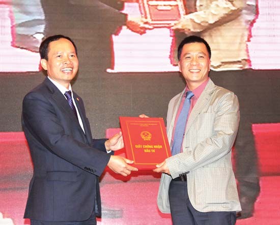 Ông Trịnh Văn Chiến, Chủ tịch UBND tỉnh Thanh Hóa trao giấy phép đầu tư Khu liên hợp lọc hóa dầu Nghi Sơn cho ông Phùng Tuấn Hà.