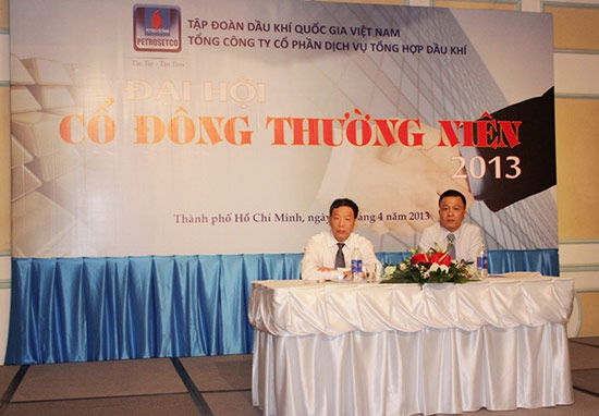 Đoàn chủ tịch Đại hội cổ đông: Chủ tịch HĐQT Vũ Xuân Lũng (trái) và Tổng giám đốc Phùng Tuấn Hà (phải)