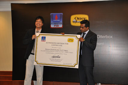 Ông Bala Sandesh – Giám đốc Kinh doanh OtterBox khu vực Châu Á TBD trao chứng nhận Nhà phân phối cho Ông Lâm Quốc Khanh – PGĐ Công ty PSD