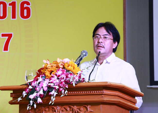 Ông Nguyễn Hùng Dũng báo cáo kết quả thực hiện công tác dịch vụ năm 2016